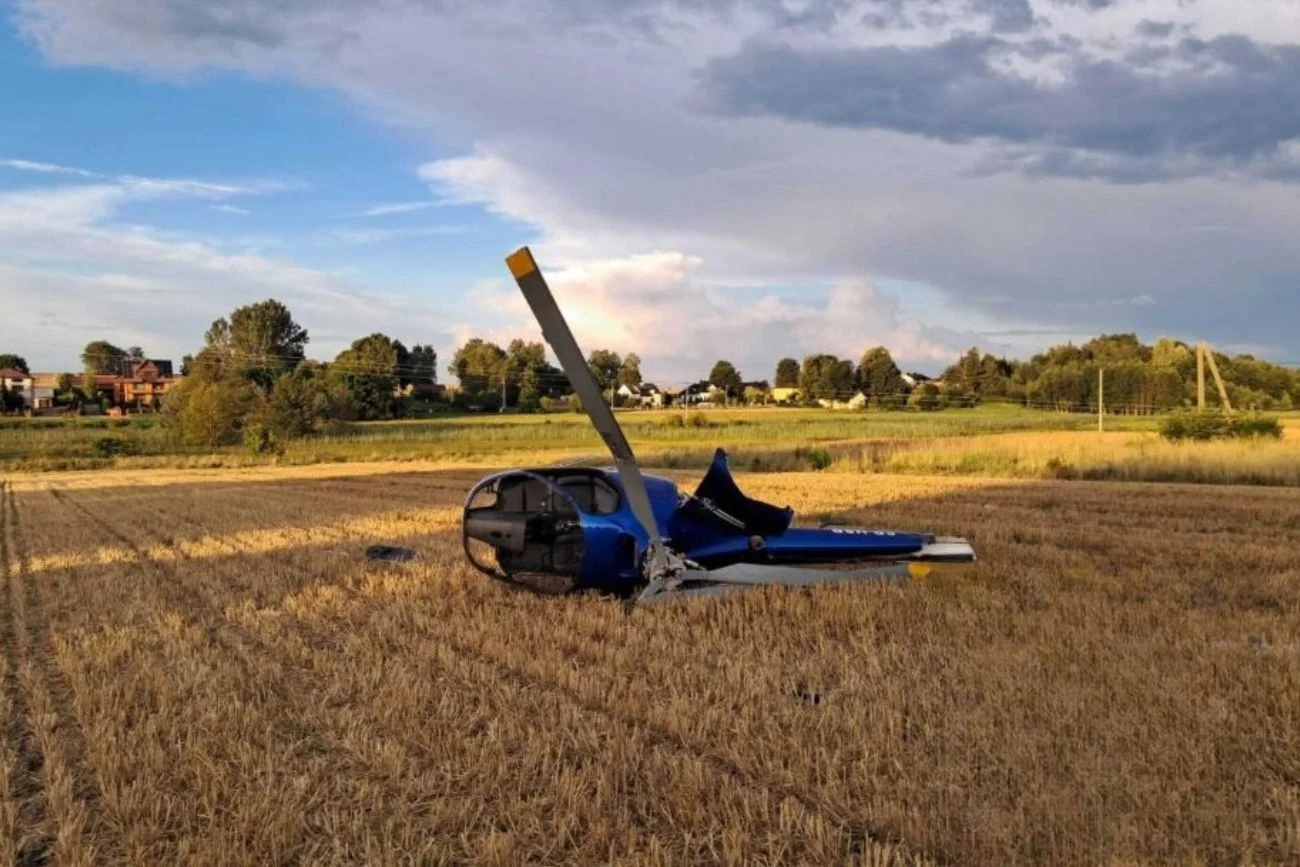 Cywilny helikopter zahaczył o linie energetyczne w Błazinach Górnych niedaleko Radomia Wypadek helikoptera pod Radomiem