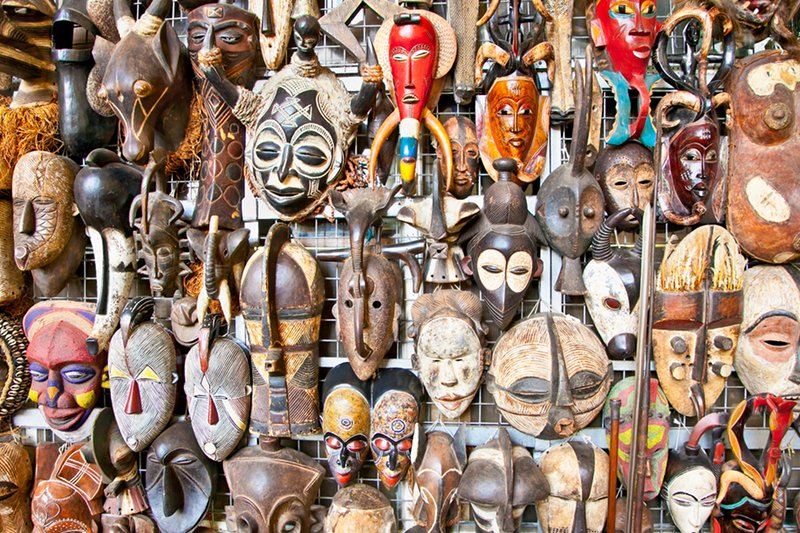 Ekspert Frondy przestrzega przed zakupem afrykańskich masek