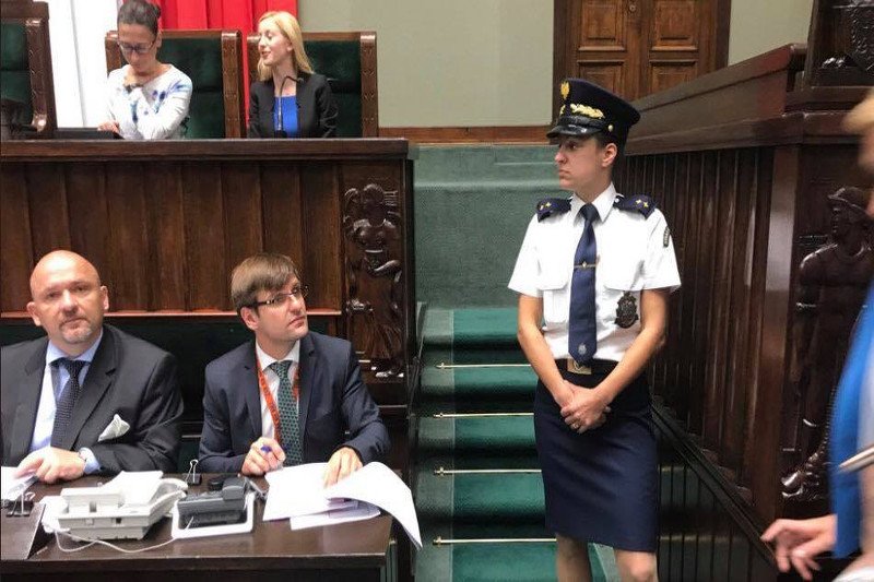 Część strażników Straży Marszałkowskiej, zostało wyposażonych w broń.