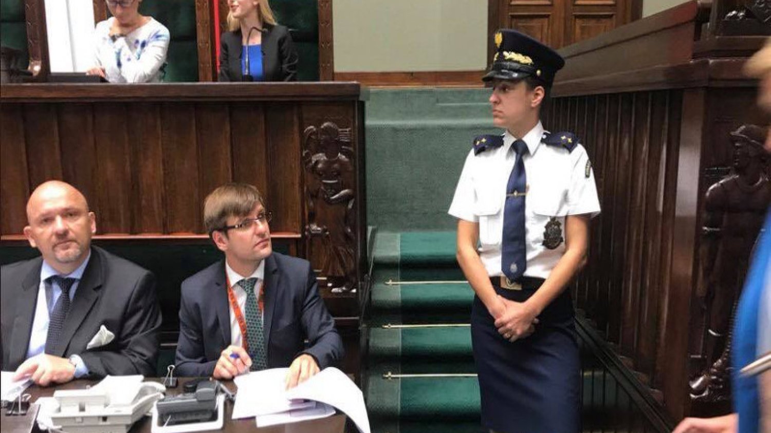Część strażników Straży Marszałkowskiej, zostało wyposażonych w broń.