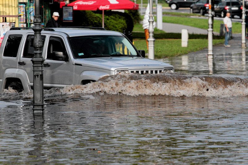 Nadciągają burze, ulewy i grad. Synoptycy mają ostrzeżenie aż dla 11 województw. Na zdjęciu – lipcowa ulewa w Kielcach.