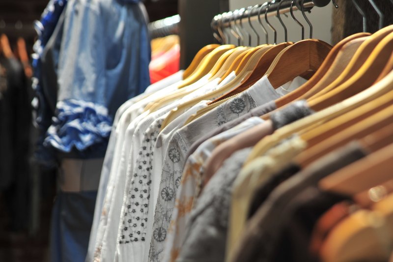 Klasyki modowe, które powinna mieć w szafie każda kobieta