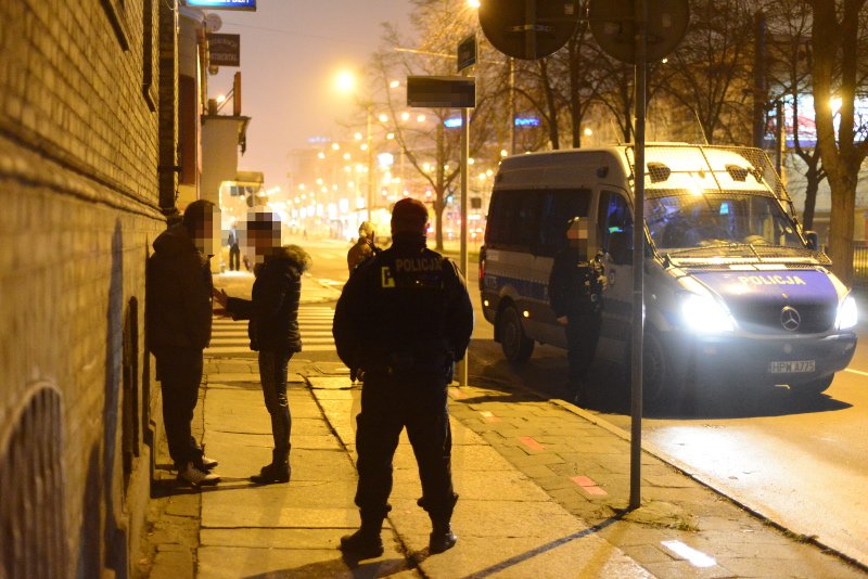 Warszawa: pijany 16-latek nożem zaatakował policjanta