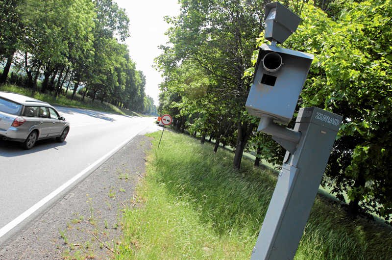 Luka w systemie informatycznym zarządzającym fotoradarami powoduje, że posłowie są bezkarni i nie dostają mandatów za przekroczenie prędkości.