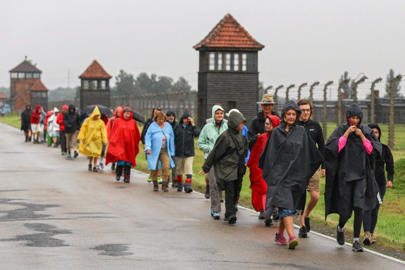 Małopolska kurator oświaty chce, żeby wycieczki po KL Auschwitz mogli oprowadzać wyłącznie polscy przewodnicy z licencją IPN