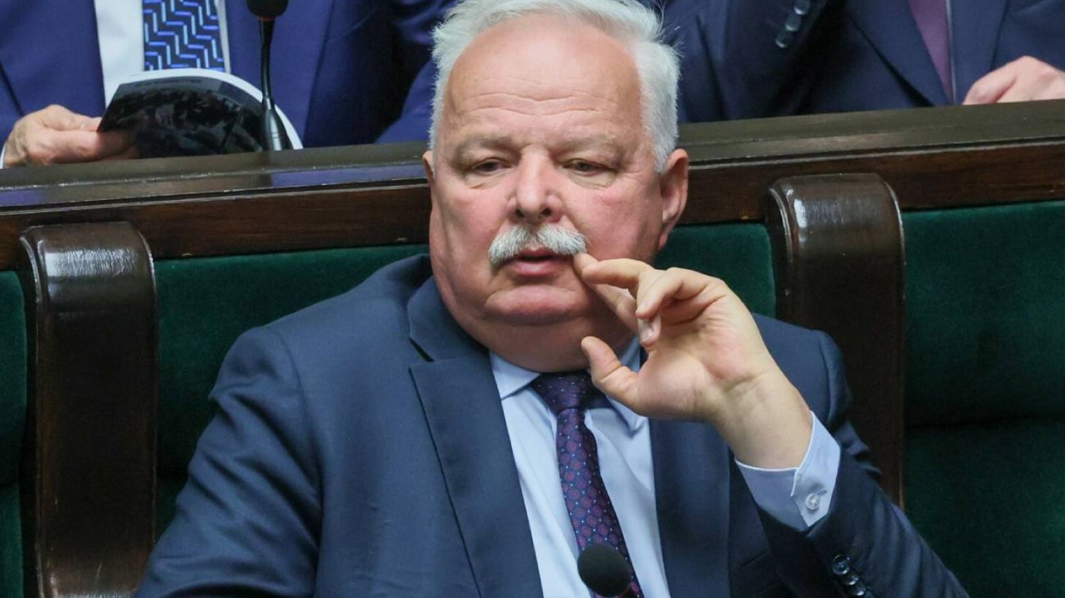Tak niskie ceny benzyny skusiły przedsiębiorczych Polaków do tankowania na zapas.