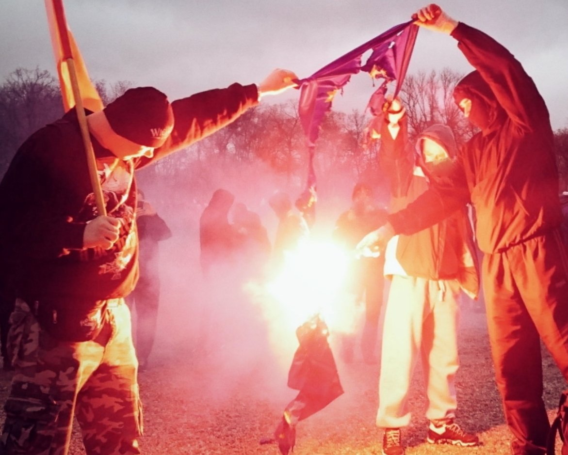Płonąca flaga UE podczas ubiegłorocznego Marszu Niepodległości.