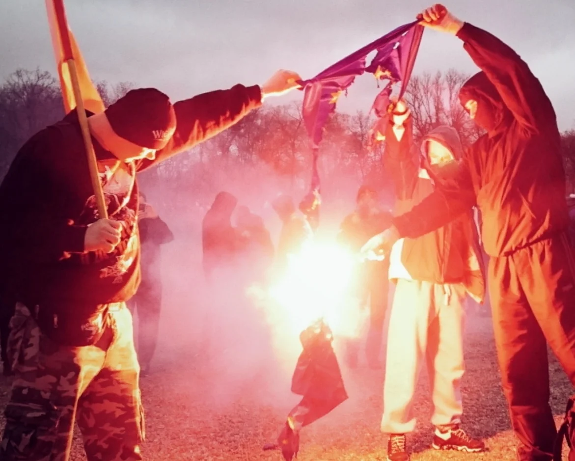 Płonąca flaga UE podczas ubiegłorocznego Marszu Niepodległości.