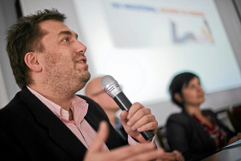 Bartosz Węglarczyk podczas konferencji na temat seksistowskich reklam, wrzesień 2009 r.