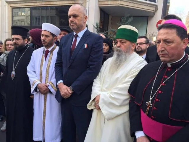 Reprezentanci czterech grup wyznaniowych Albanii biorący udział w paryskim marszu solidarności z ofiarami ataków terrorystycznych.