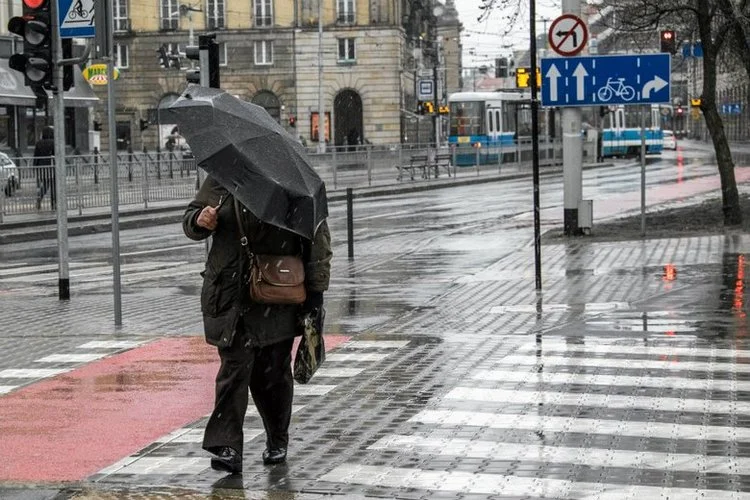 IMGW ostrzega przed ulewami w Wigilię w części Polski.