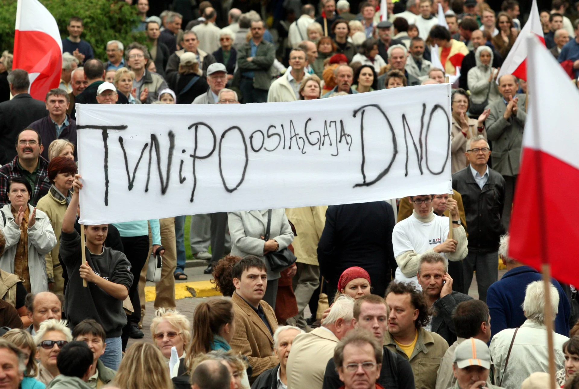 Wiec poparcia dla rządu PiS w 2006 r. Transparent krytykujący TVN.