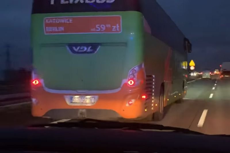 Autokar FlixBusa blokował karetkę.