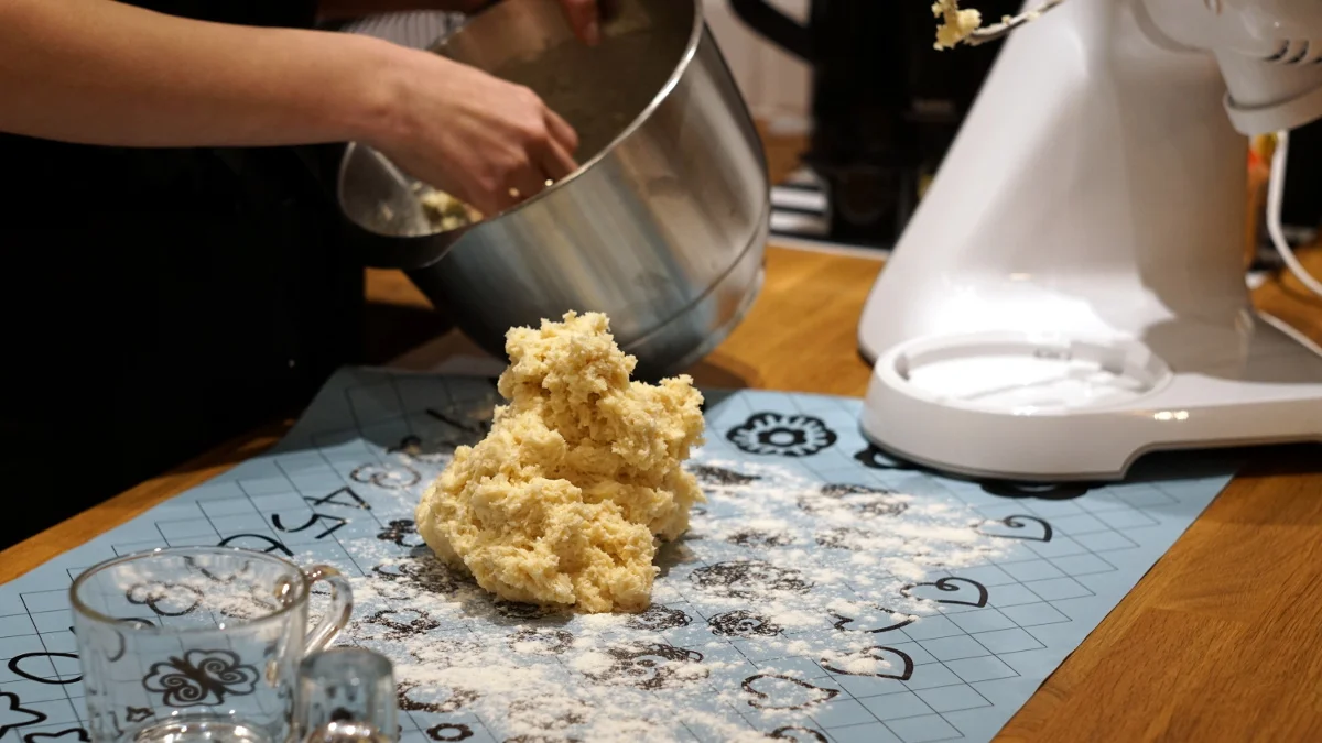 Ciasto na zdjęciu jest delikatnie za rzadkie. Dodaliśmy trochę mąki.