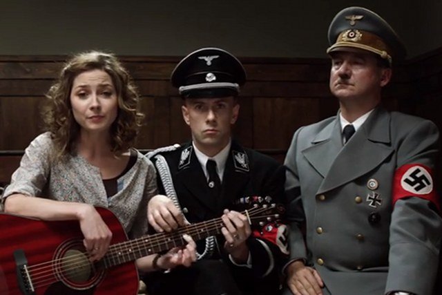 W teledysku promującym "AmbaSSadę" Hitler (Robert Więckiewicz) i Ribbentrop (Adam Darski) uczestniczą w wykonaniu "Snu o Warszawie"