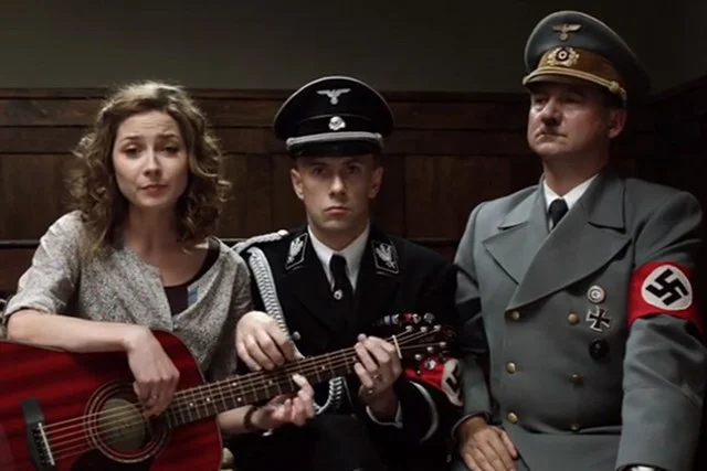 W teledysku promującym "AmbaSSadę" Hitler (Robert Więckiewicz) i Ribbentrop (Adam Darski) uczestniczą w wykonaniu "Snu o Warszawie"
