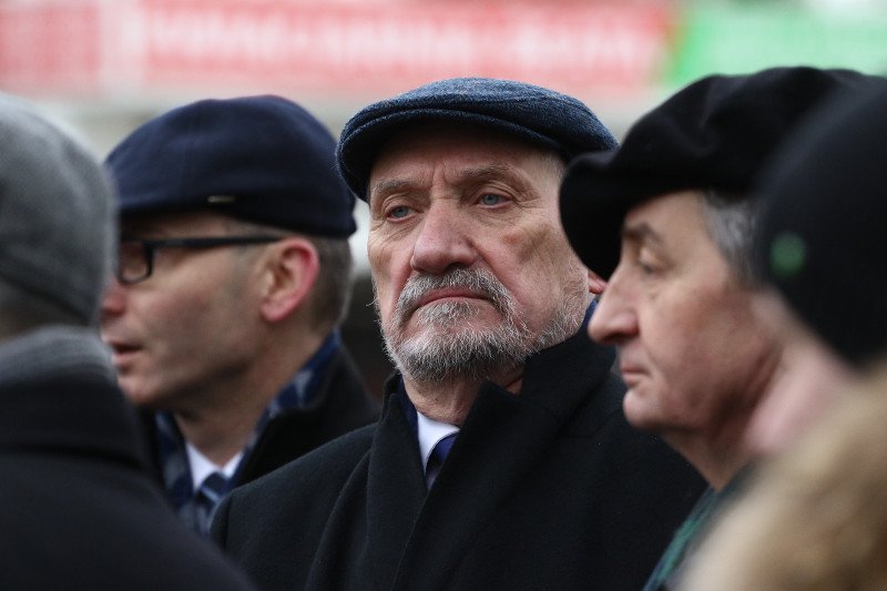 Były minister obrony Antoni Macierewicz podczas obchodów miesięcznicy smoleńskiej. Pierwszy raz po dymisji.