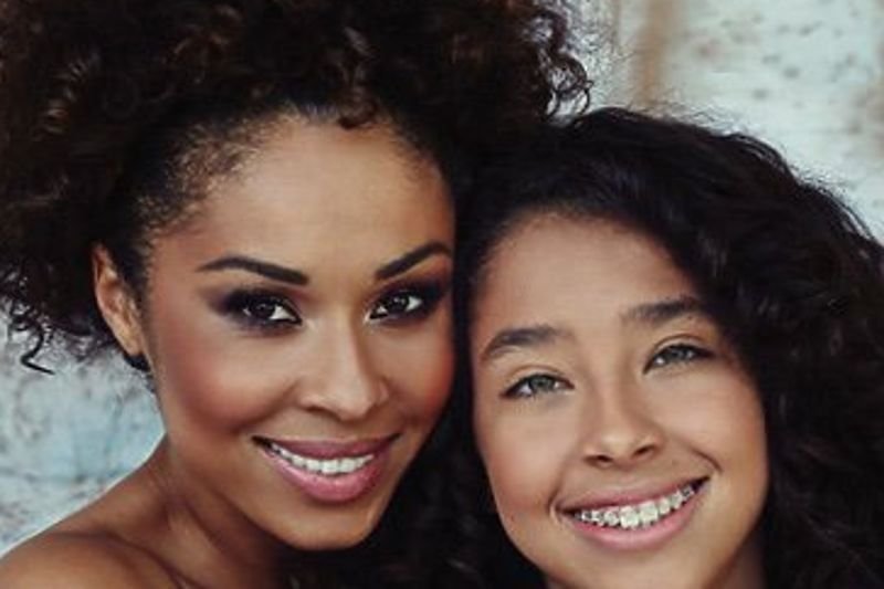 Omenaa Mensah dołączyła do akcji naTemat #ZabierzDzieckoNaWybory.