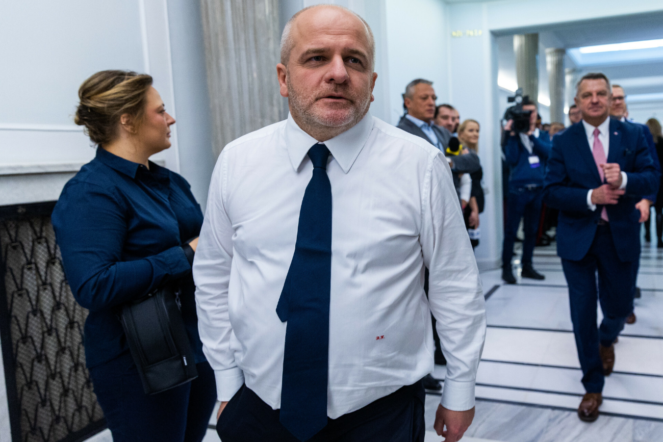 Znany polityk KO okradziony w samolocie. Zaapelował o zwrot "ulubionego" przedmiotu