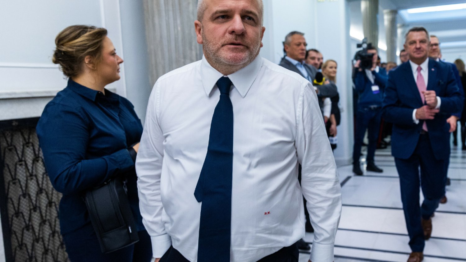 Znany polityk KO okradziony w samolocie. Zaapelował o zwrot "ulubionego" przedmiotu