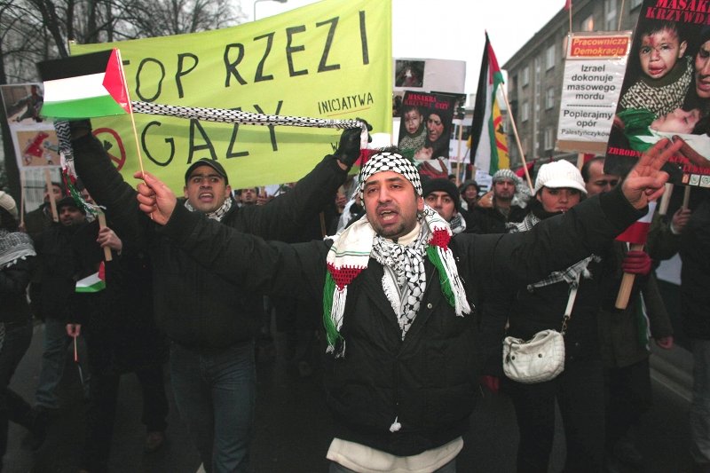 Manifestacja antyizraelska w Warszawie w 2009 roku. Dlaczego konflikt izrealsko-palestyński dzieli ludzi na całym świecie?