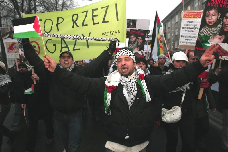 Manifestacja antyizraelska w Warszawie w 2009 roku. Dlaczego konflikt izrealsko-palestyński dzieli ludzi na całym świecie?