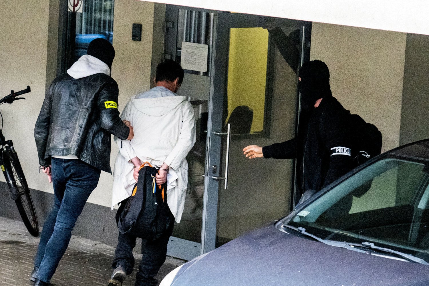 42-latek zeznał, że kiedy zabił swoją żonę i córki w mieszkaniu był jeszcze 11-letni syn kobiety.