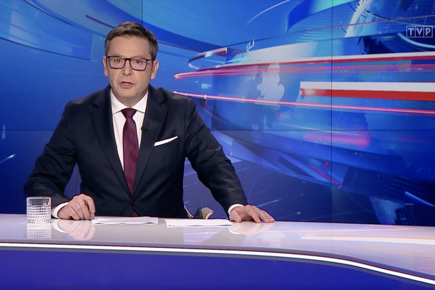 "Wiadomości" TVP odpowiedziały na materiał "Faktów" TVN. Telewizja publiczna zarzuca stacji, że ta sprzyja opozycji.