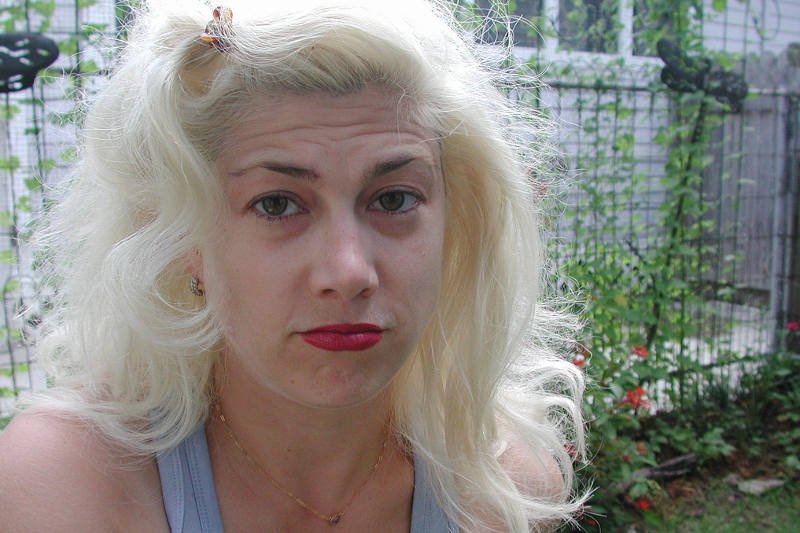 Rozjaśnianie włosów co dwa tygodnie? Zły pomysł, nawet jeśli nie przepadasz za odrostami. Lepszym jest zmiana koloru na nieco ciemniejszy