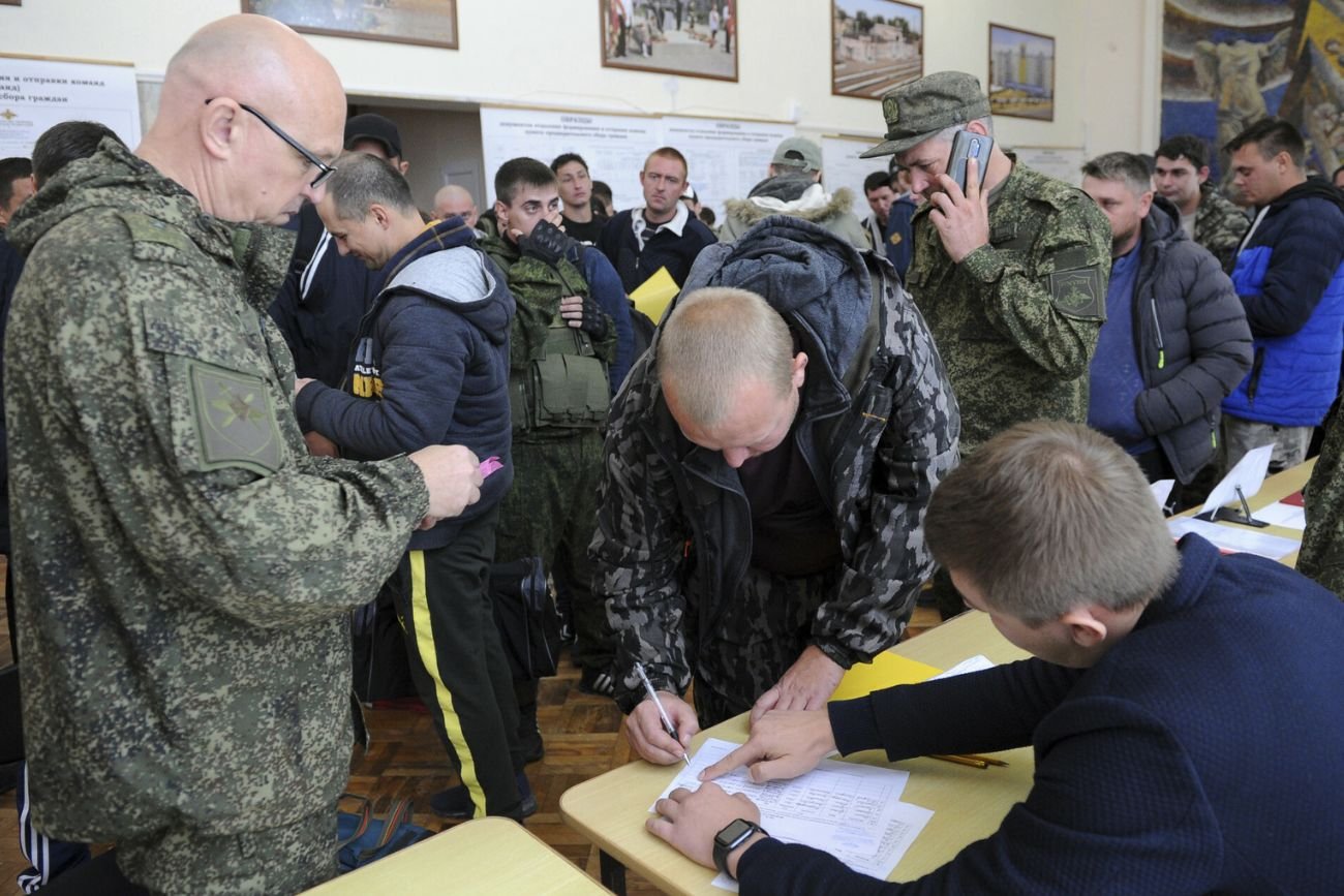 Rekruci w komisji wojskowej.