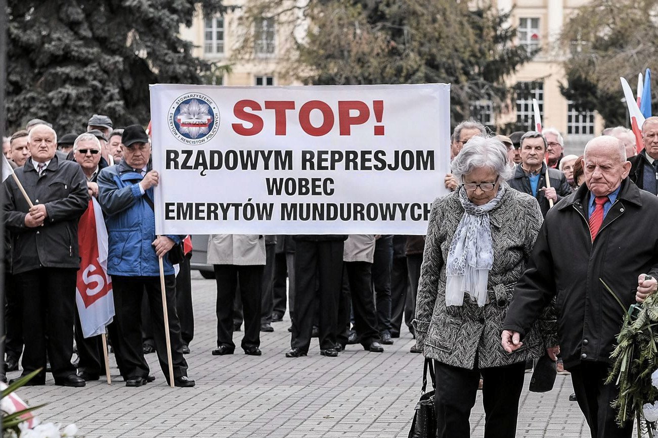 Od czterech lat środowiska emeryckie i związkowcy służb mundurowych protestują przeciwko ustawie dezubekizacyjnej.