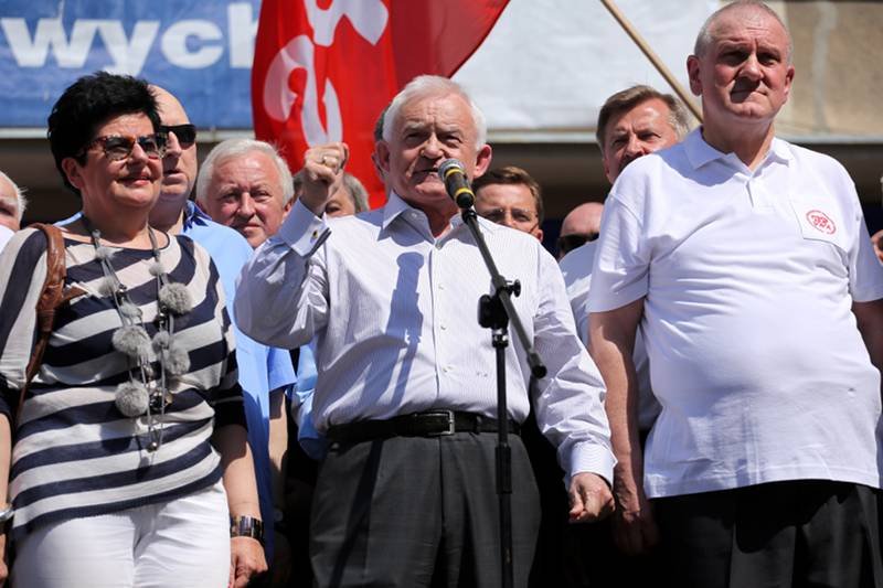 Leszek Miller na pochodzie pierwszomajowym zorganizowanym przez SLD w Warszawie