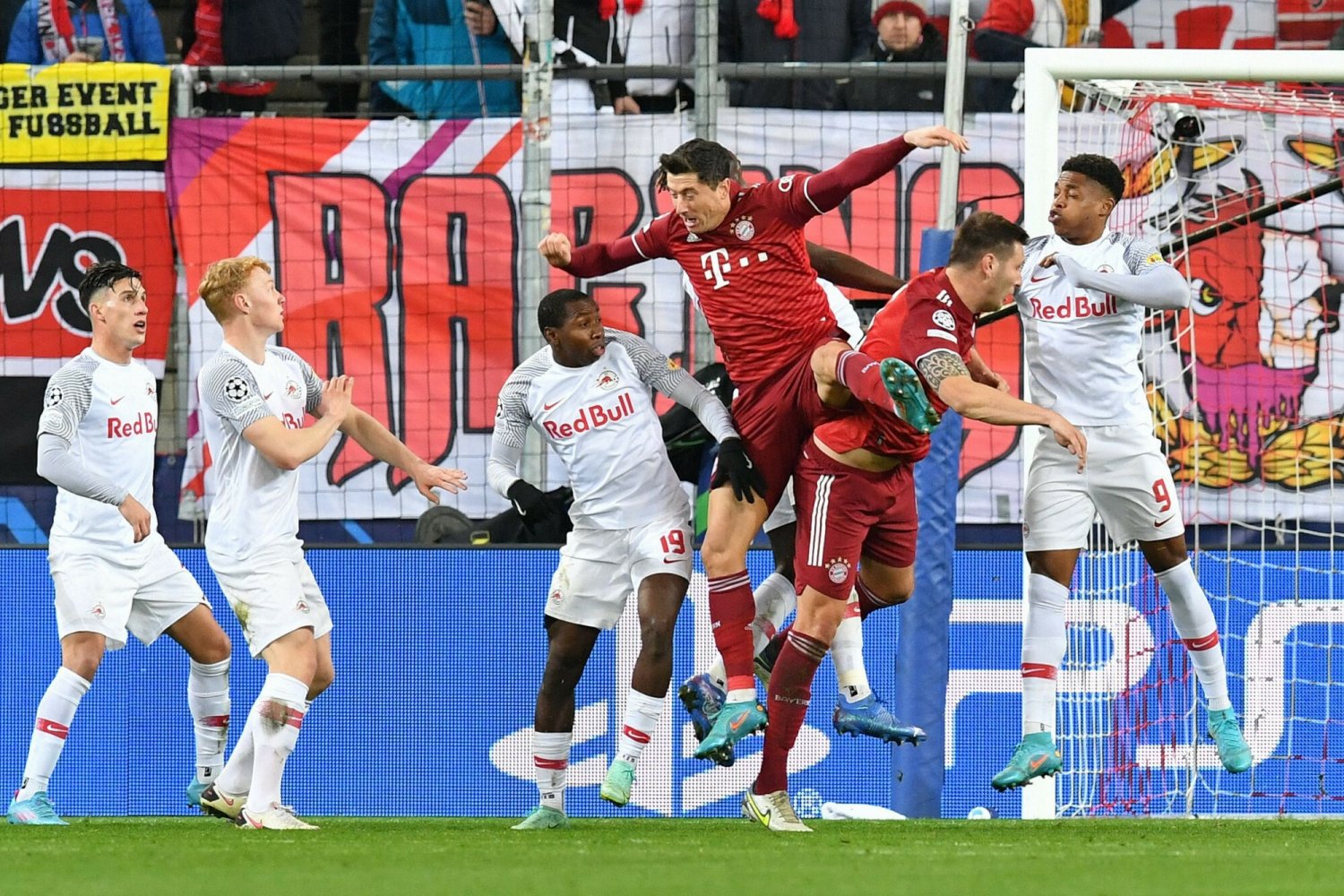 Zaskakująco słabo zagrał w środę Bayern Monachium i z trudem zremisował z Red Bull Salzburg