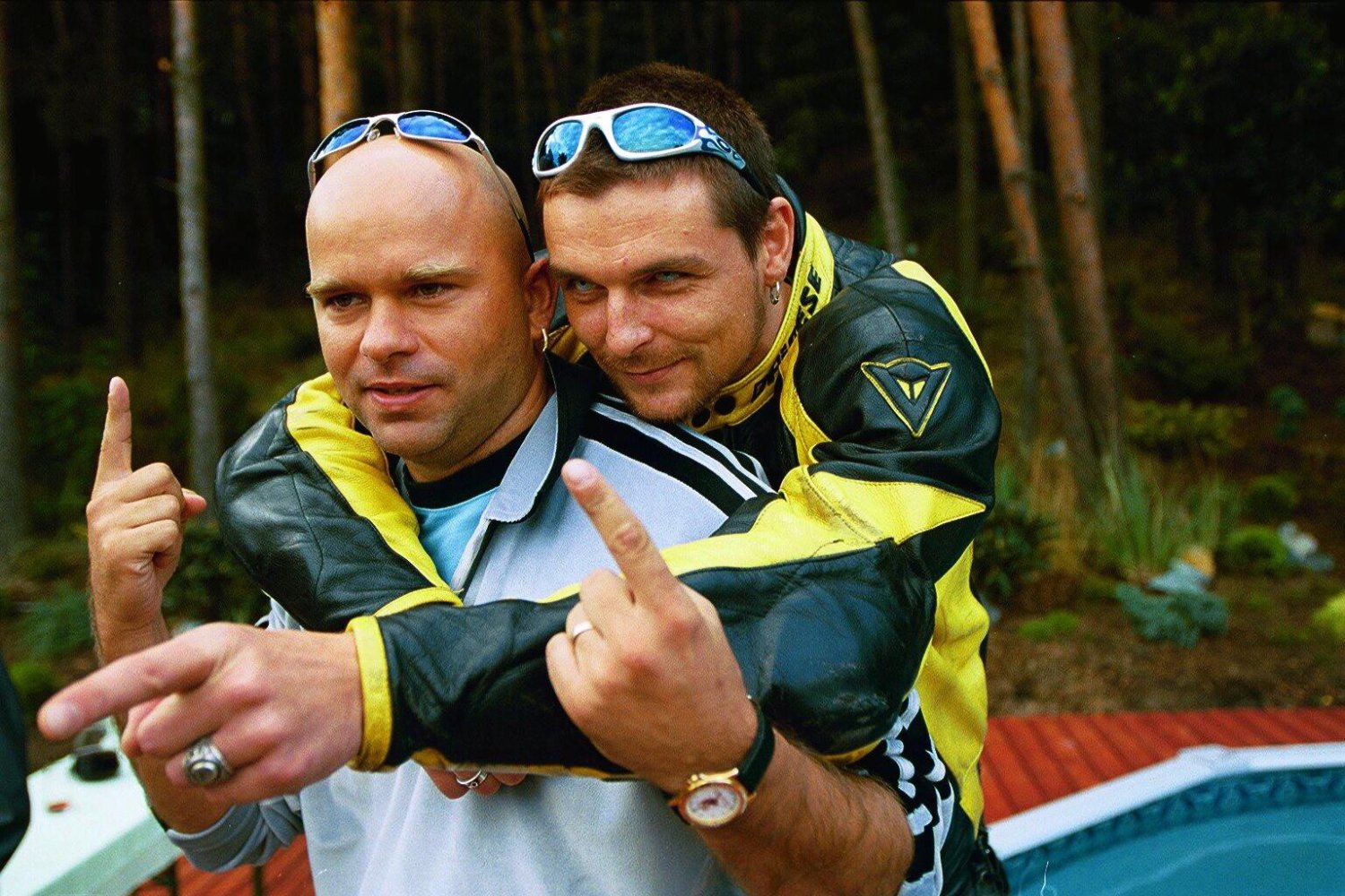 Zdjęcie z planu "Gulczas, a jak myślisz?" (2001 r.). Od lewej: Klaudiusz Sevkovic i Piotr "Gulczas" Gulczyński