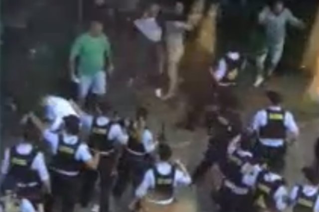 Kadr z filmu umieszczonego na stronie Ekstrabladet.dk, na którym widać bijatykę kiboli z policją.