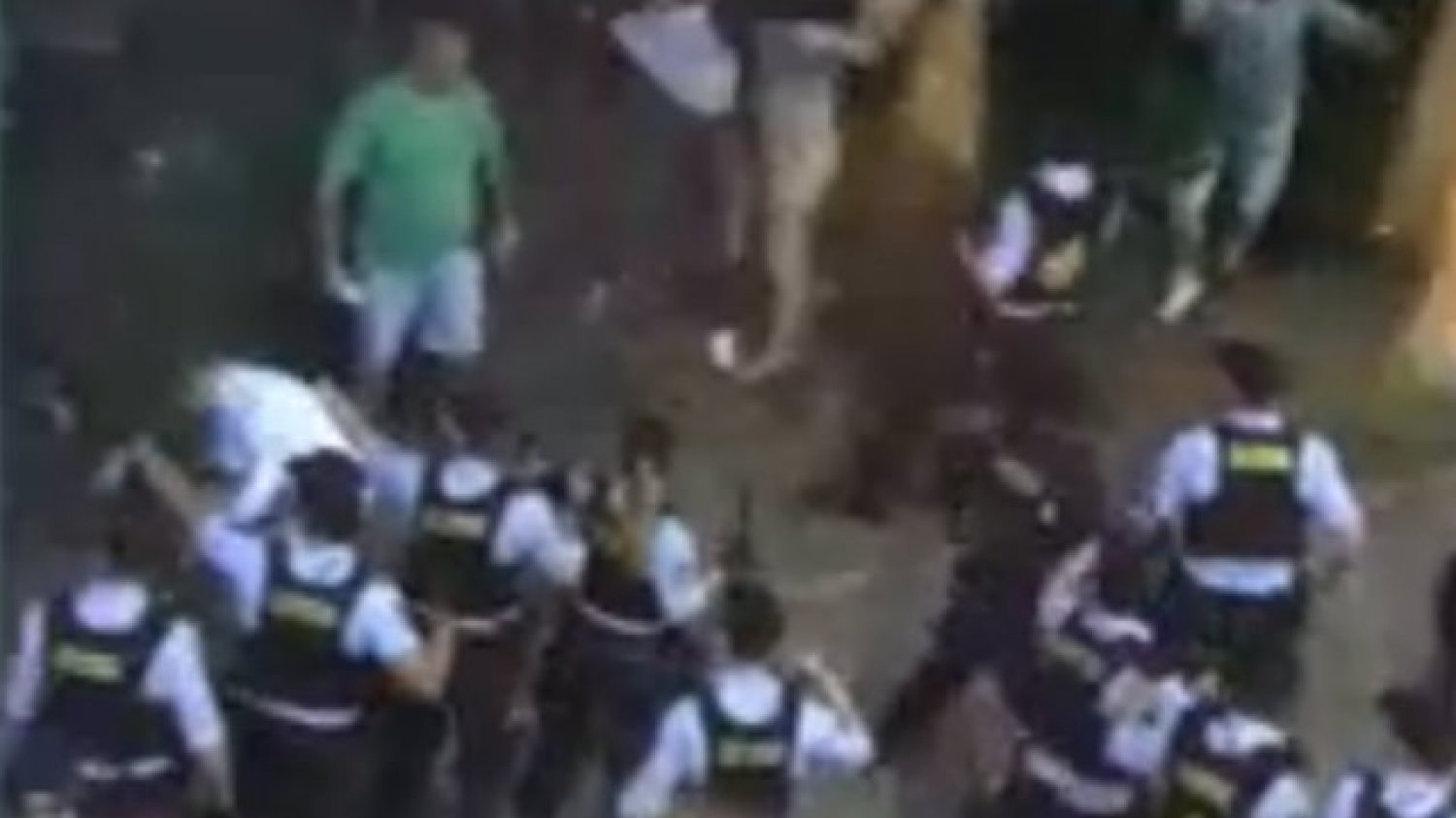 Kadr z filmu umieszczonego na stronie Ekstrabladet.dk, na którym widać bijatykę kiboli z policją.