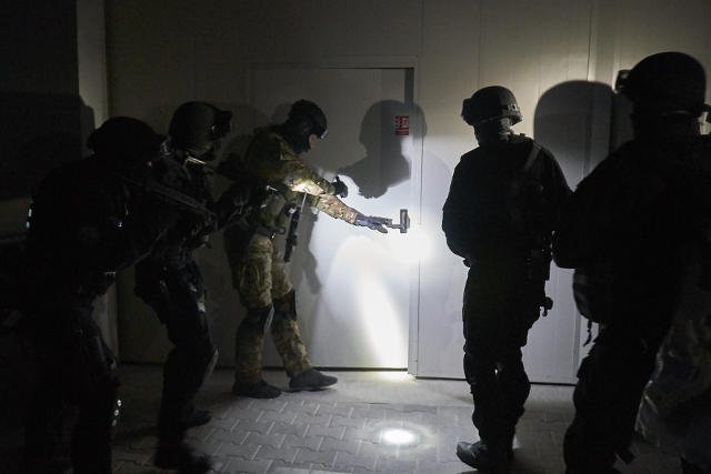 W akcji antyterrorystów i policji podejrzewany o zabójstwo kobiety mężczyzna zmarł w wyniku odniesionych ran postrzałowych.