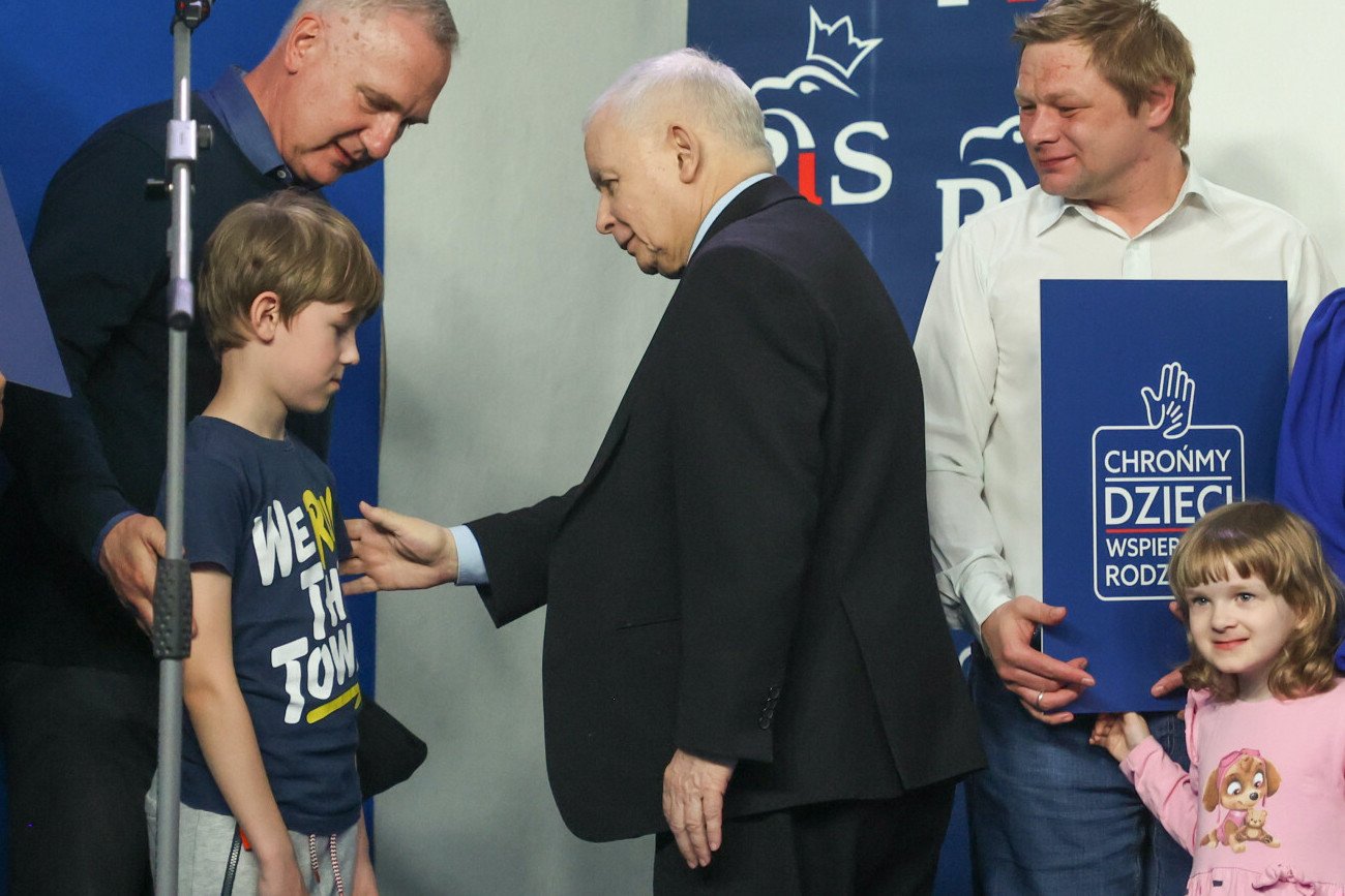 Jarosław Kaczyński podczas konferencji dotyczącej projektu "Chrońmy dzieci".