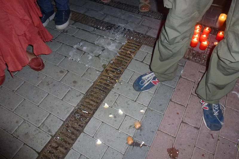 O ataku na sanocki Łańcuch Światła poinformowała Miranda Korzeniowska, która zorganizowała protest przeciw niekonstytucyjnym ustawom. Jej relację potwierdza kilku świadków.