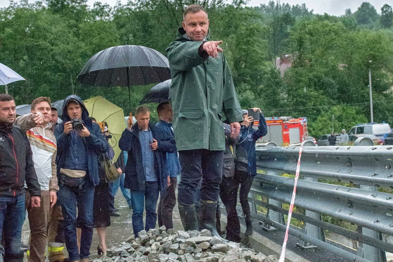 Zdjęcia Dudy z lokalnej powodzi w 2020 roku do dziś budzą rozbawienie internautów.