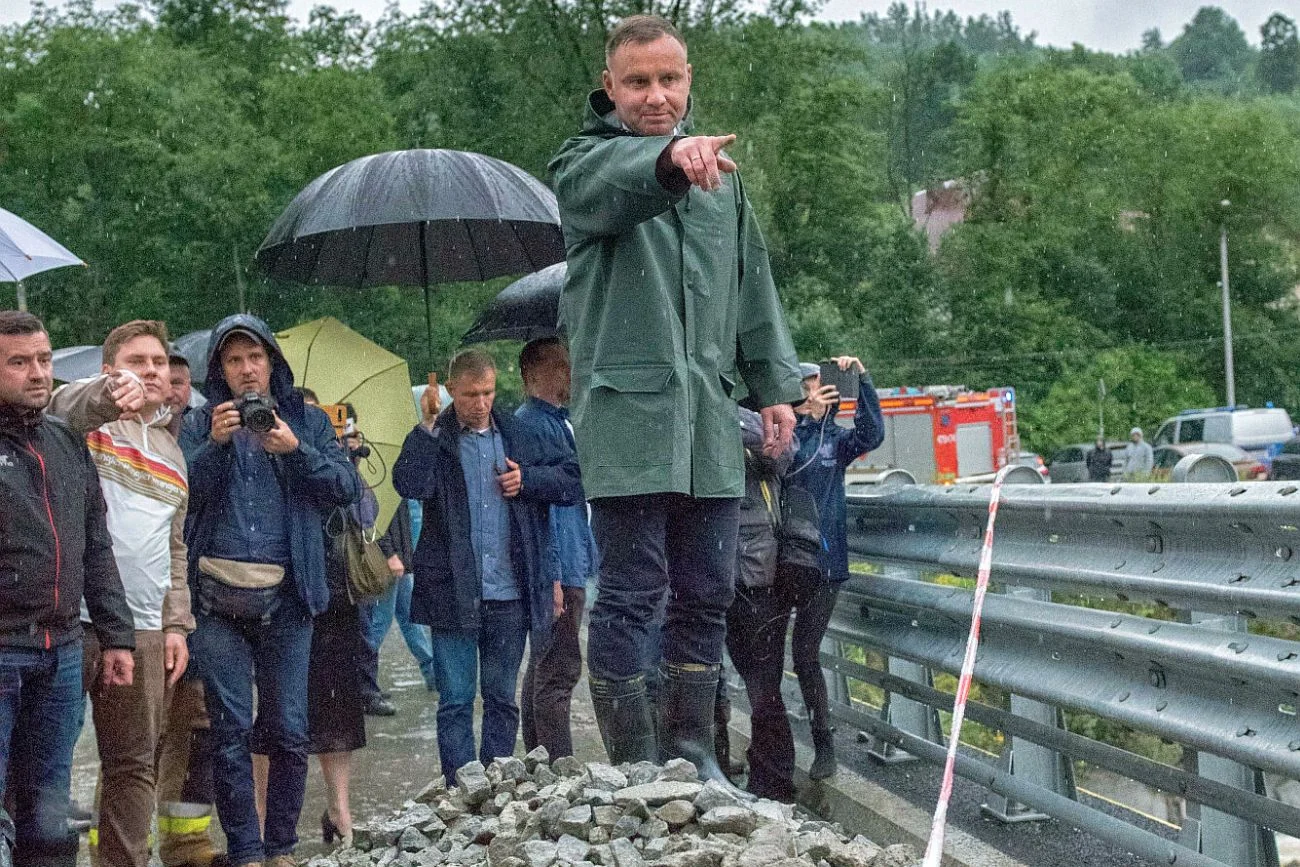 Zdjęcia Dudy z lokalnej powodzi w 2020 roku do dziś budzą rozbawienie internautów.