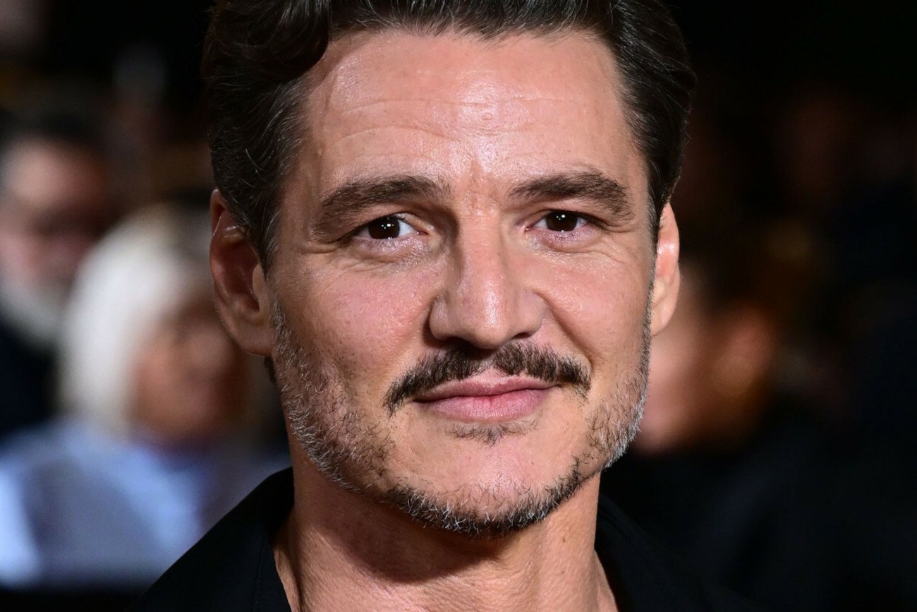 Pascal czyta książkę Tokarczuk.