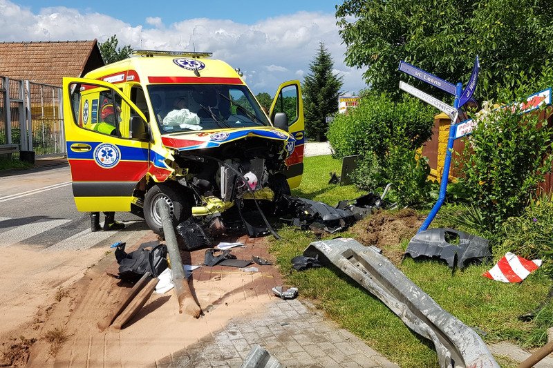 Po zderzeniu karetki z samochodem osobowym do szpitala trafiło pięć osób, w tym dzieci.