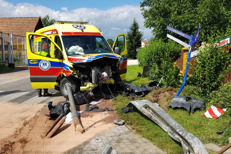 Po zderzeniu karetki z samochodem osobowym do szpitala trafiło pięć osób, w tym dzieci.