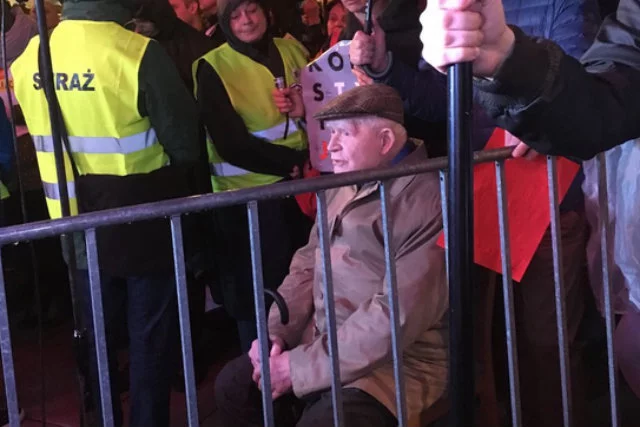 Prof. Strzembosz protestował w ostatnio w deszczu przed Pałacem Prezydenckim. To zdjęcie poruszyło internautów