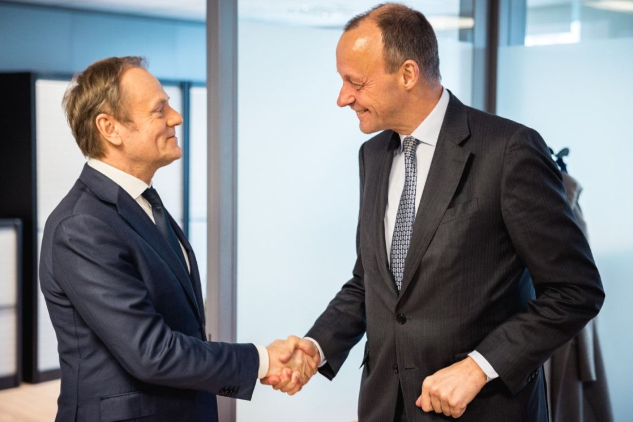 Przewodniczący opozycyjnej CDU wezwał kanclerza Niemiec do przedstawienia jak najszybciej konkretnych propozycji współpracy z nowym polskim rządem.