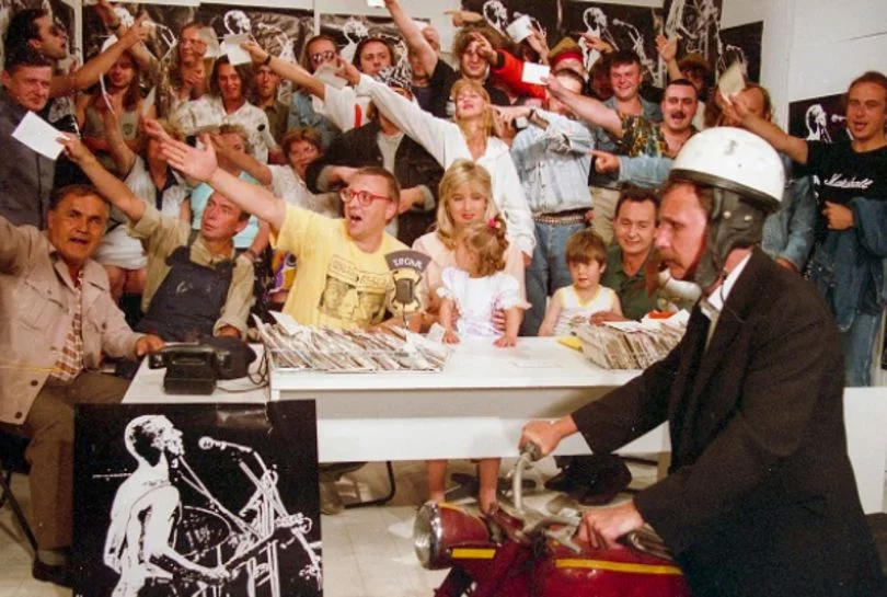 Zdjęcie z pierwszego finału WOŚP w 1993 roku. WOŚP 2021 — historia, czyli jak zaczęła grać Wielka Orkiestra Jurka Owsiaka