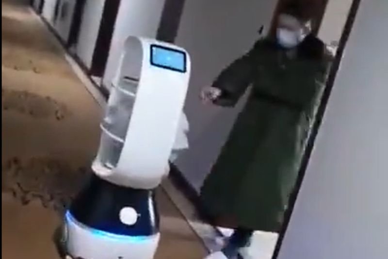 Robot przywozi jedzenie osobom objętym kwarantanną.