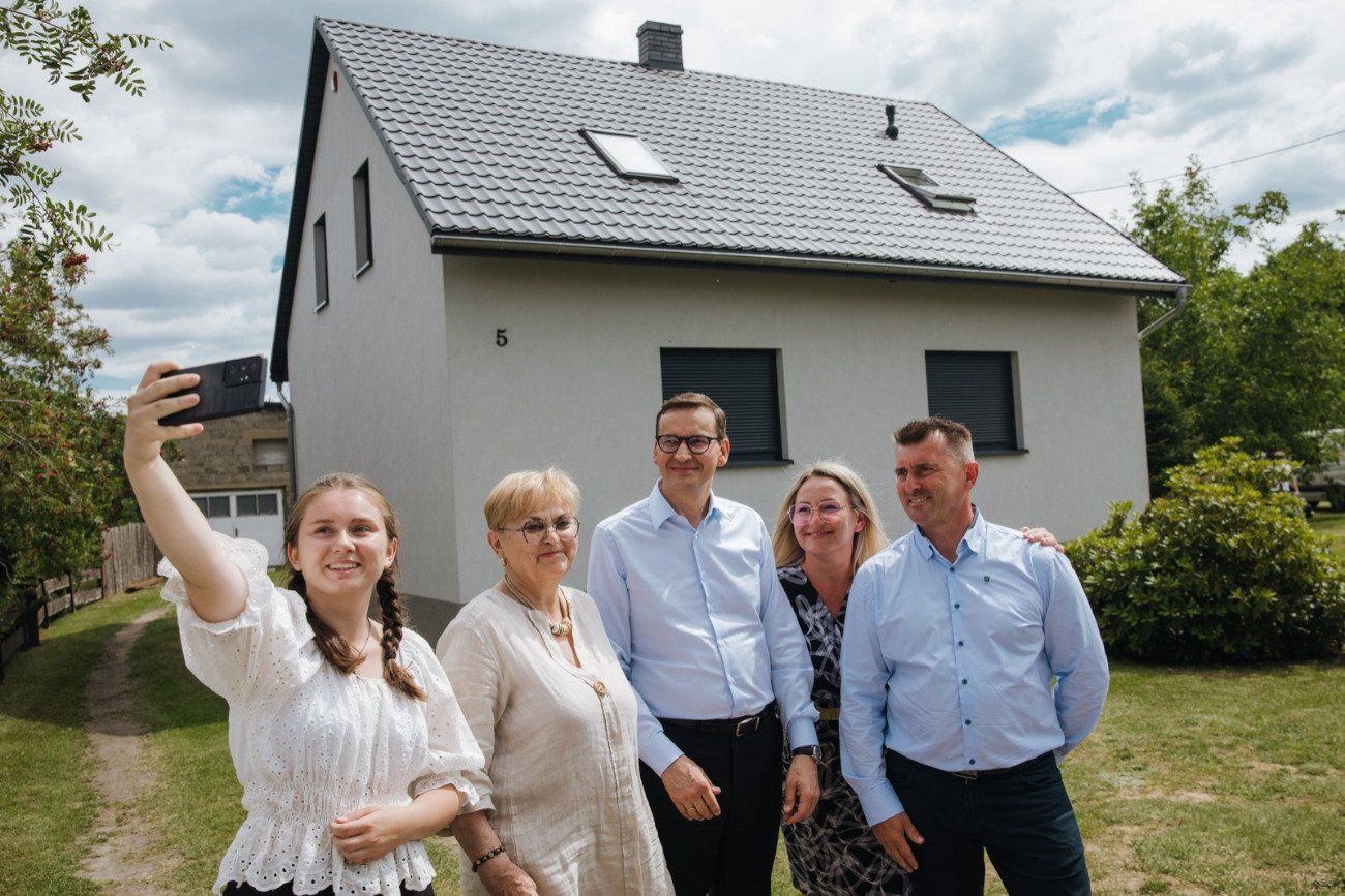 W środę Mateusz Morawiecki odwiedził rodzinę, która jest beneficjentem programu Czyste Powietrze