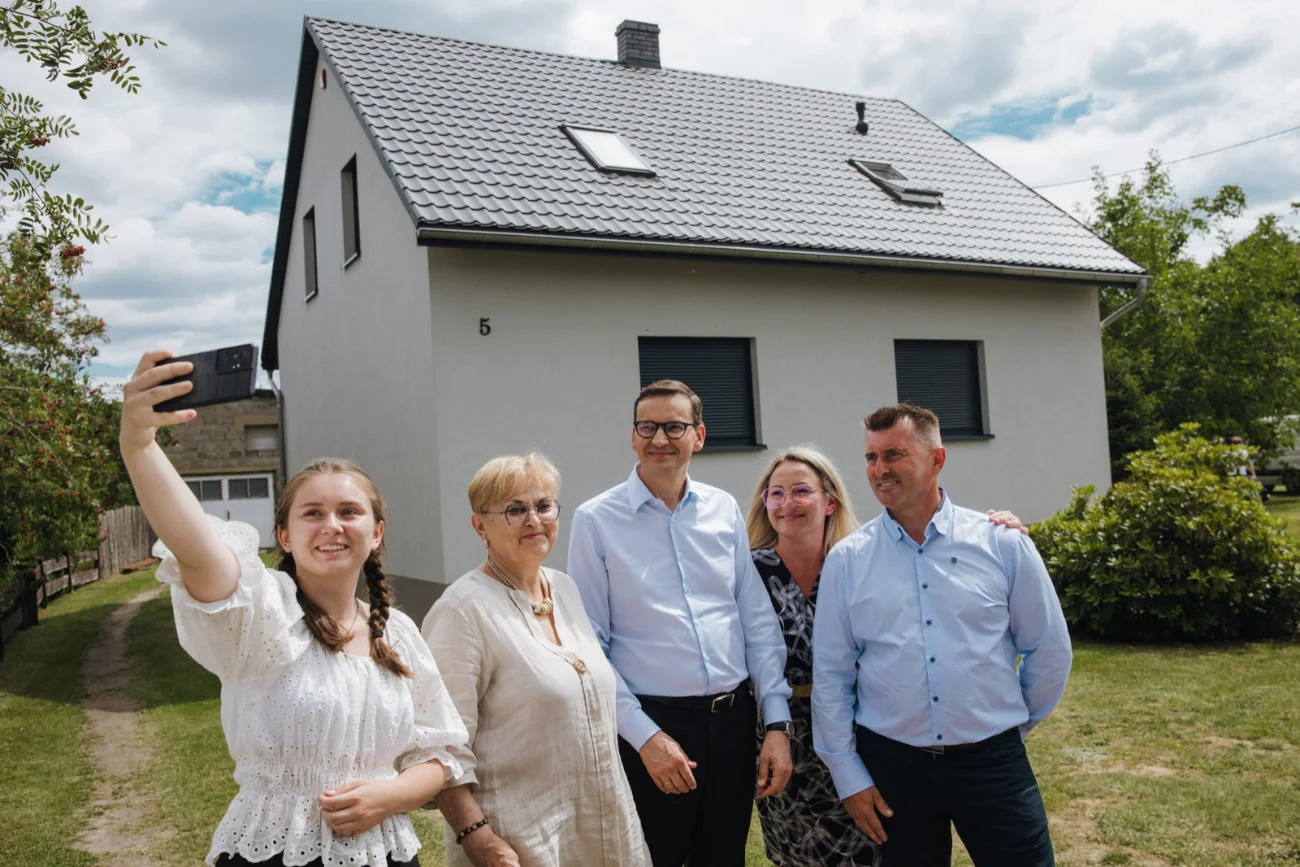 W środę Mateusz Morawiecki odwiedził rodzinę, która jest beneficjentem programu Czyste Powietrze